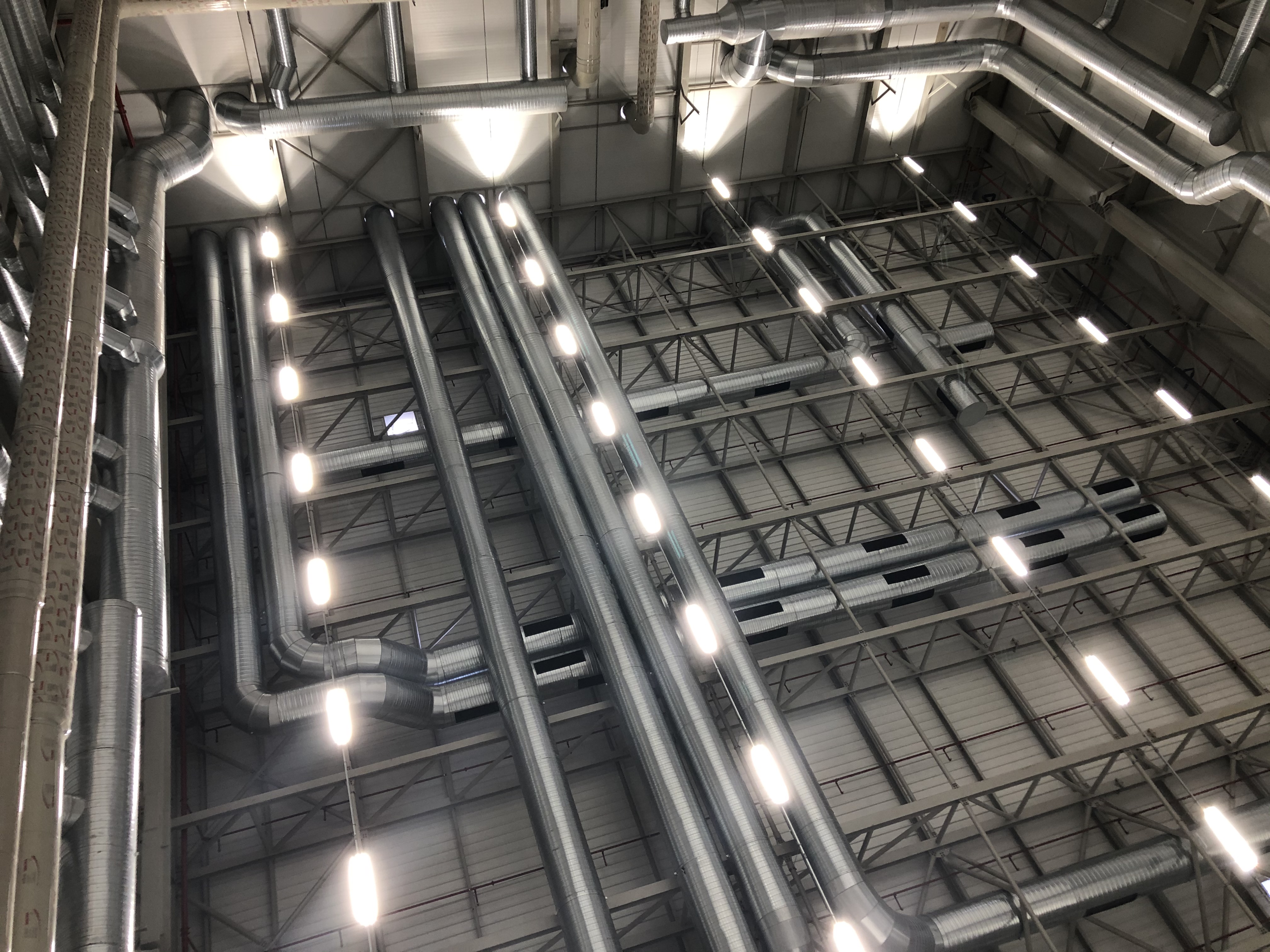 Korozo Hijyen üretim holünde tavana monte edilmiş galvaniz spiral havalandırma kanalları